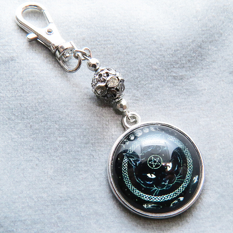 額に魔法陣の刻印のあるマジカルな黒猫のコンパクトなキーホルダー 金具変更可拍卖