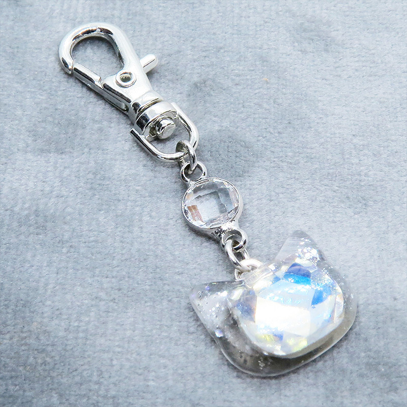 シルバーカラー 猫フェイスモチーフのムーンライトクリスタルのペンダントキーホルダー レジン 金具変更可拍卖