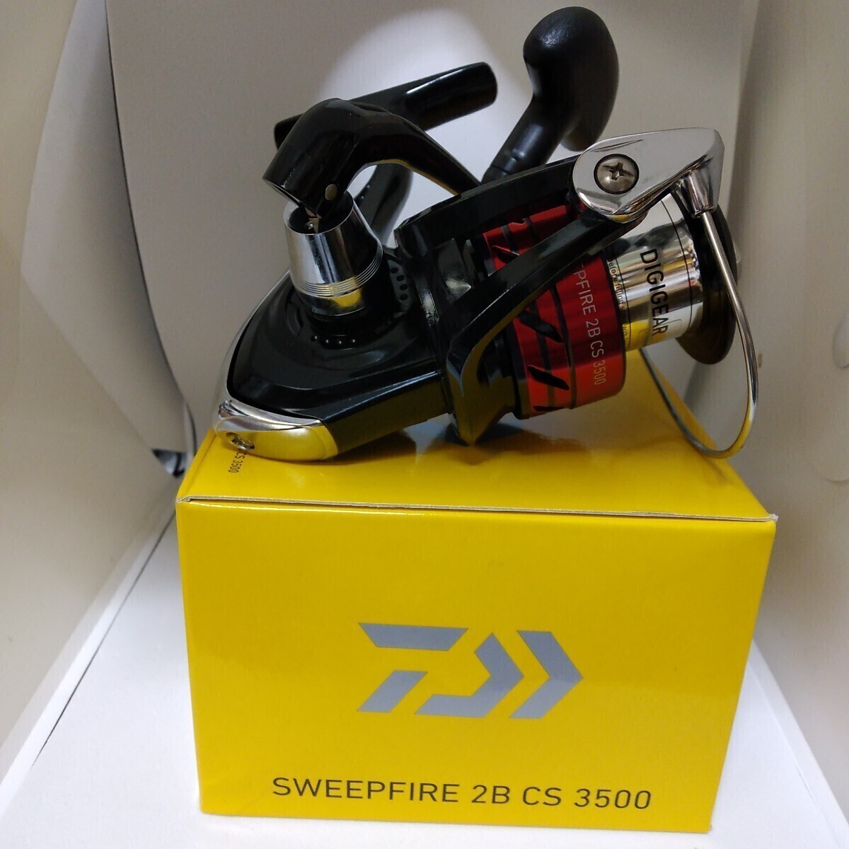 3500番DAIWA ダイワ リール スピニングリール 海外モデル 日本未発売 左右ハンドル 巻きやすい 新品 国内発送 カラーレッド拍卖