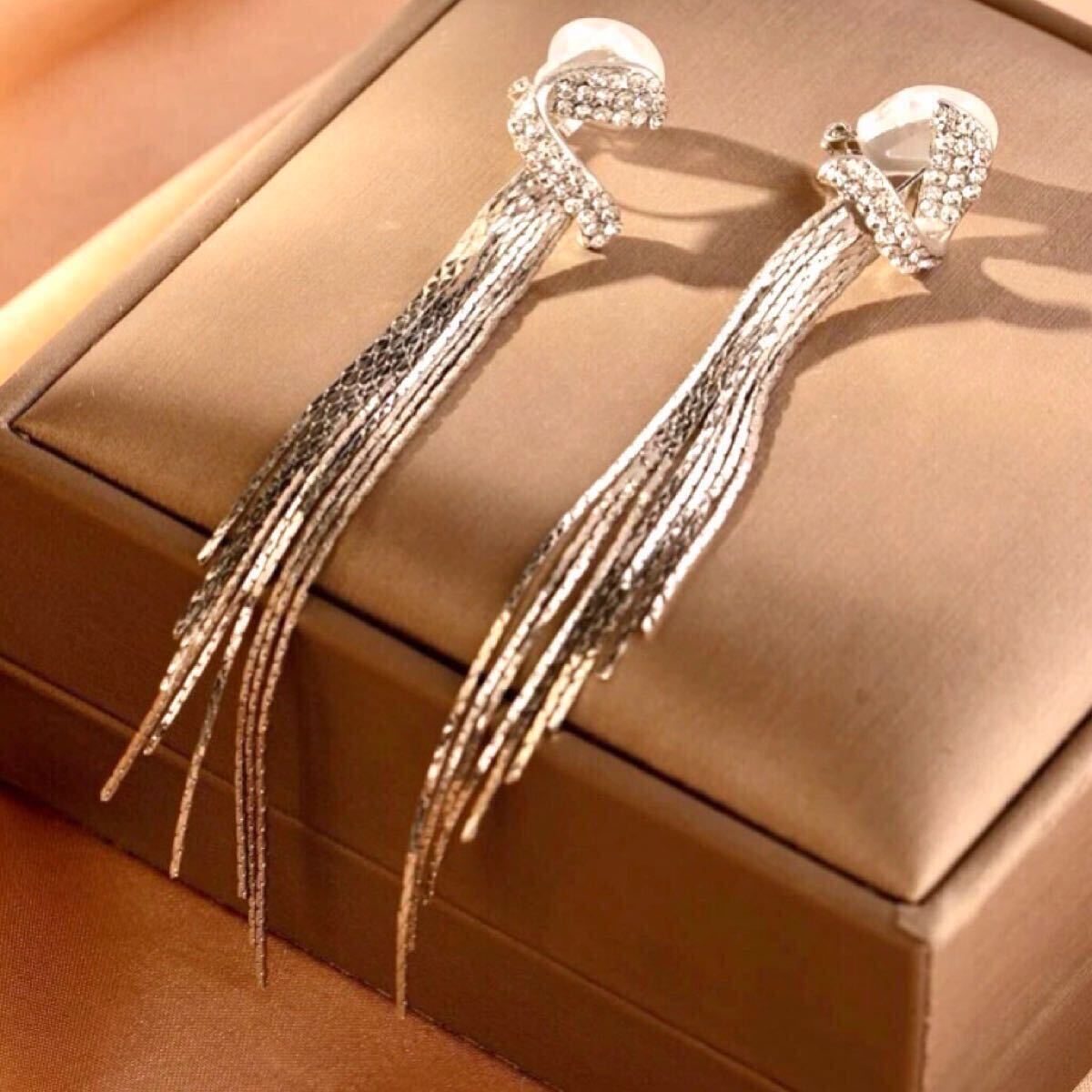 ラインストーンイヤリング ビジュー×チェーン★揺れるイヤリング★ロングイヤリング★ジルコニアイヤリング ビジューイヤリング 新品拍卖