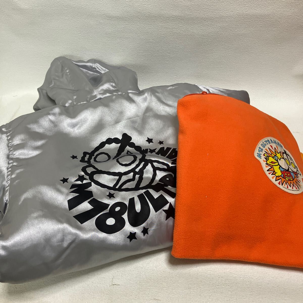 c750 80 ウルトラマン グッズ まとめて ジップ付きブランケット フードコート120cm キッズ 劣化あり 汚れ有り BANDAI キャラクター 衣類拍卖