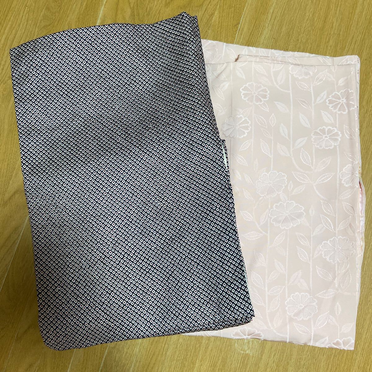 A 着物2枚纏めて 小紋 色無地 紺とエンジの絞り 薄いピンク地 和装 和風 和物 和服 リメイク拍卖