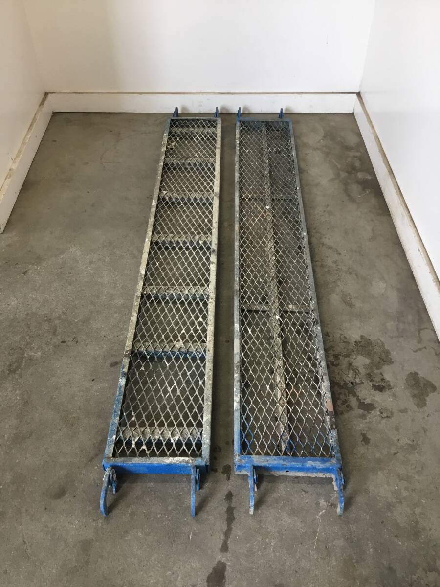 △ y 岐阜発/ 仮設用資材/ 足場板/ メッシュ/ 2枚セット/ 1680mm×245mm/ 道板/ 塗装汚れ等あり/ 現状品/ R7.6/26 △拍卖