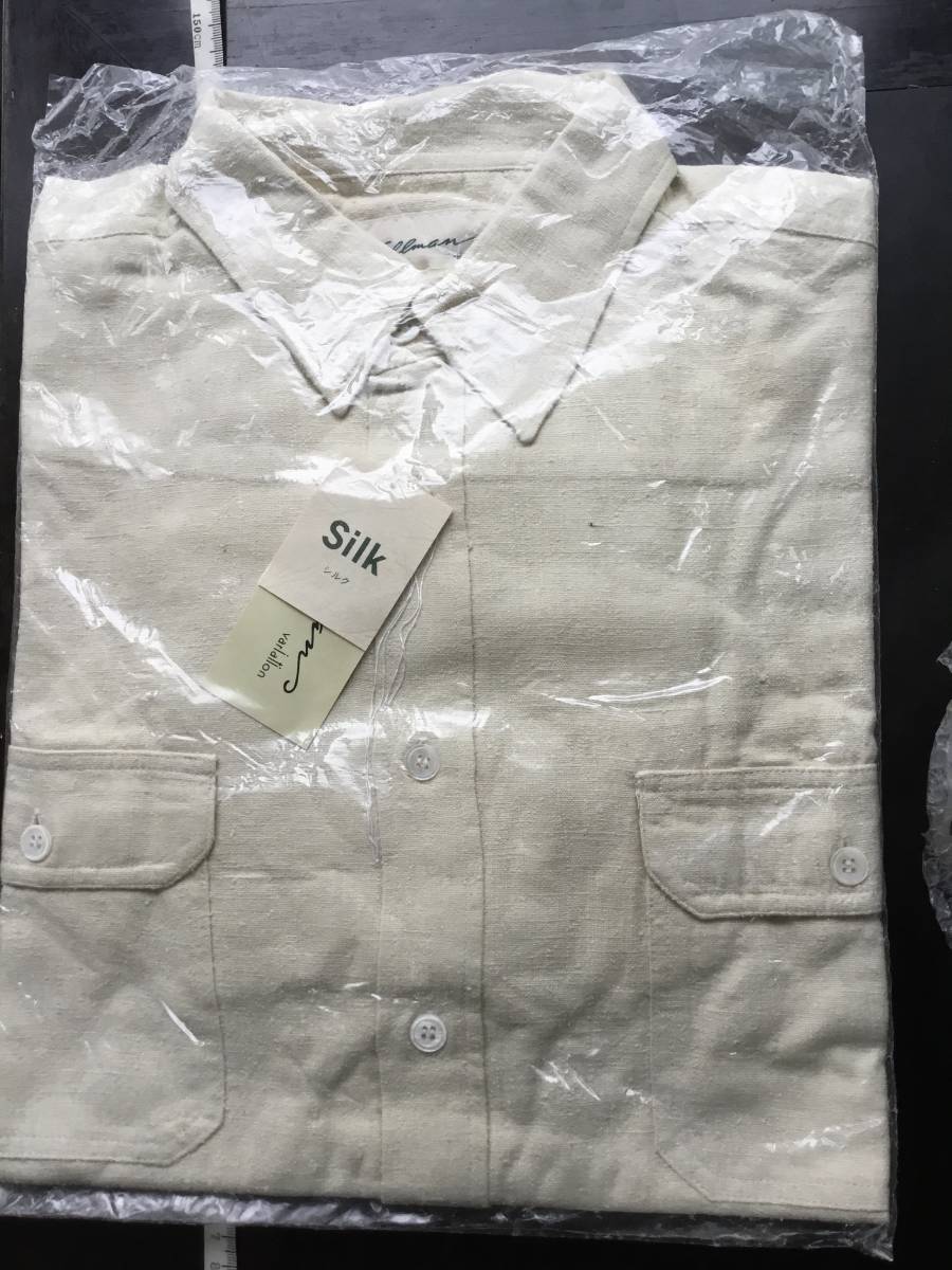 新品シャツ 男女共用 シルク製 シルクの原色 絹の生地は厚め シャツとしての重量感あり フィット感あり 大変おしゃれな1着 です拍卖