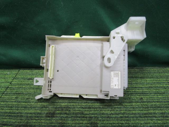 プリウス DAA-ZVW30 ヒューズボックス L 82730-47441【岐阜発】拍卖