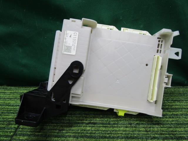 プリウス DAA-ZVW30 ヒューズボックス S 82730-47520【岐阜発】拍卖