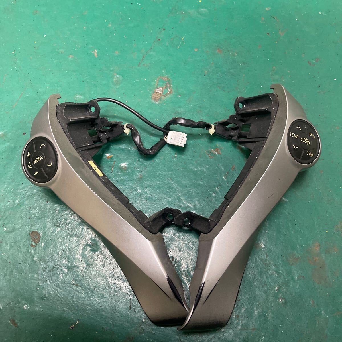 30プリウス ステアリングスイッチ ハンドスイッチ 左右 ZVW30 トヨタ拍卖