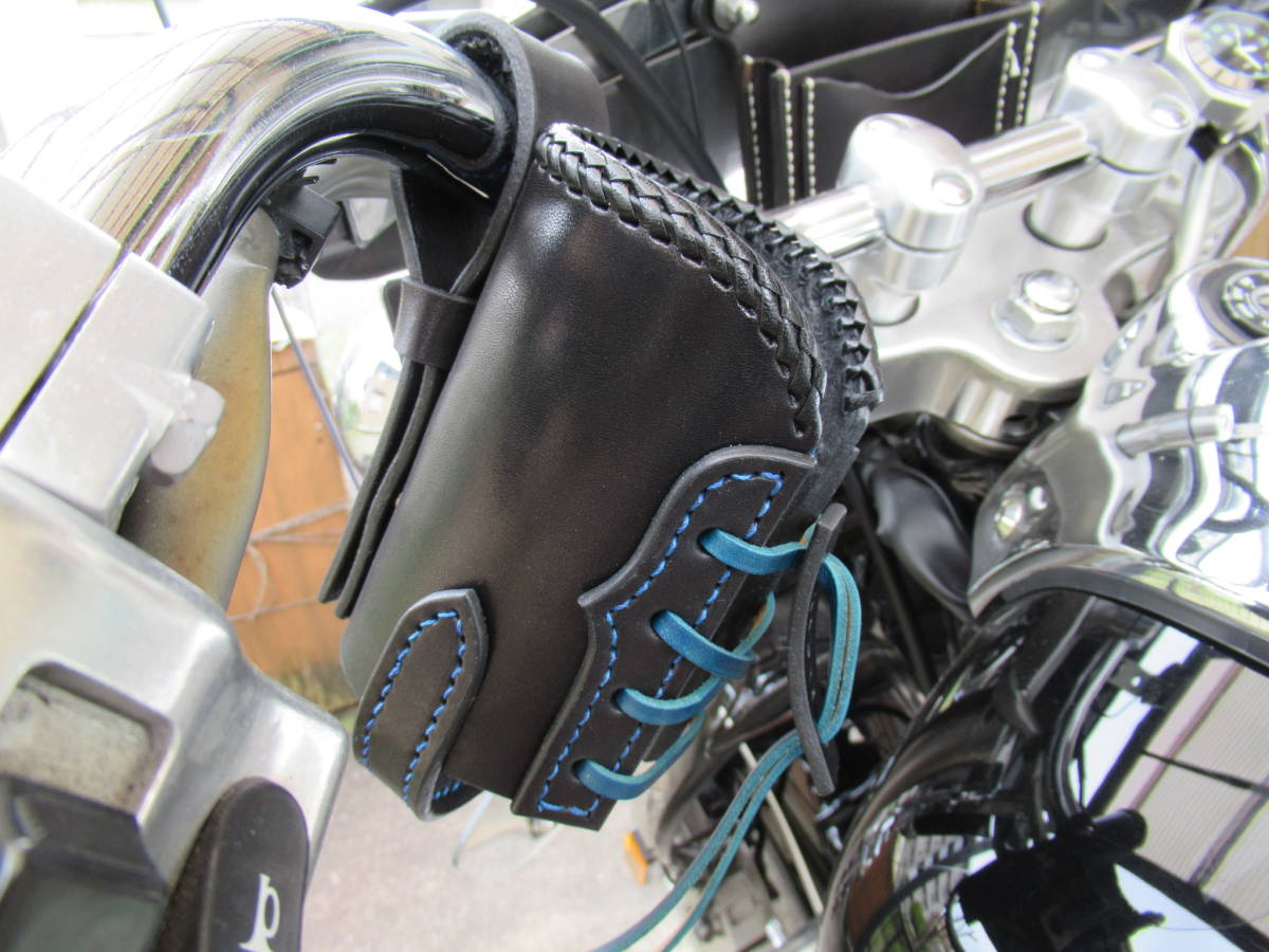 栃木レザー製 サドルレザー ドリンクホルダー ブラック(青糸、革ひも青色) ハンドルバータイプ ベルトタイプ ハーレー アメリカン拍卖