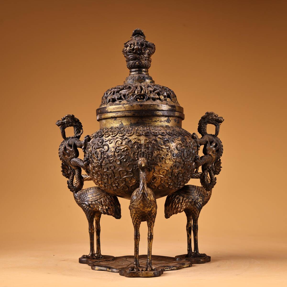 旧蔵 清代 全銅 高浮雕 鏨刻泥金 【三鶴】熏香爐 時代物 中國古美術 極細工 置物 賞物 唐物 S76拍卖