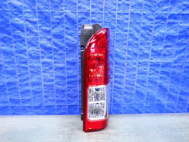 S511 ハイエース 200 後期 4型 5型 6型 右テール 26-140 H28.8~ 美品拍卖