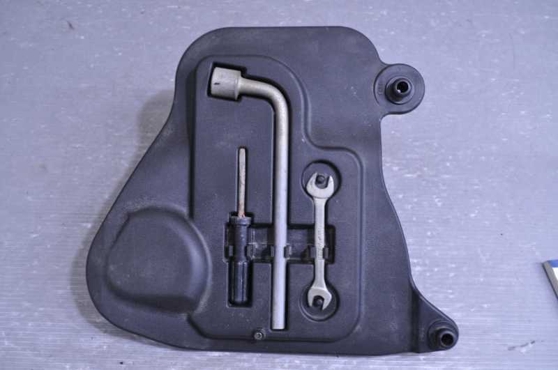 サンバー トラック TB 前期(TT1) 純正 破損無 取付OK 助手席 シート下 車載工具 59210TC000 /59210TC000 k090885s拍卖