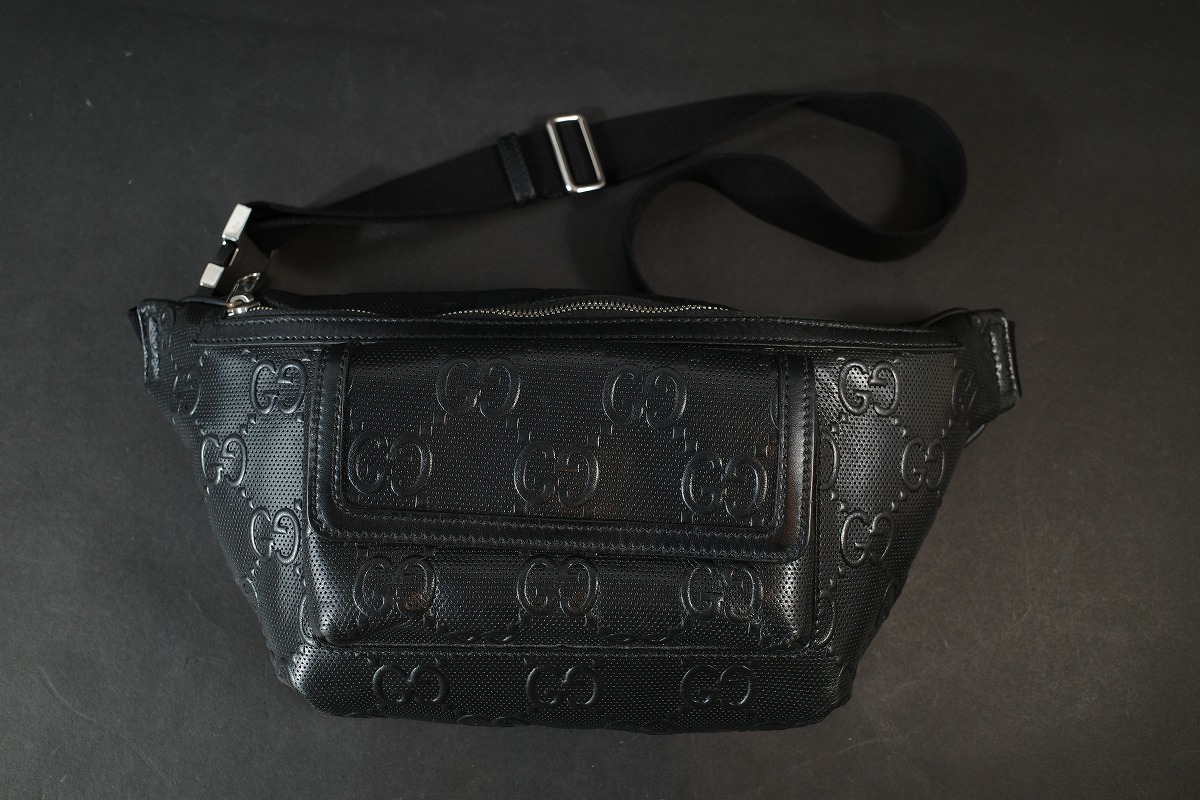 美品 GUCCI グッチ 645093 GGエンボス レザー ボディバッグ ウエストバッグ ウエストポーチ メンズ レディース ブラック拍卖