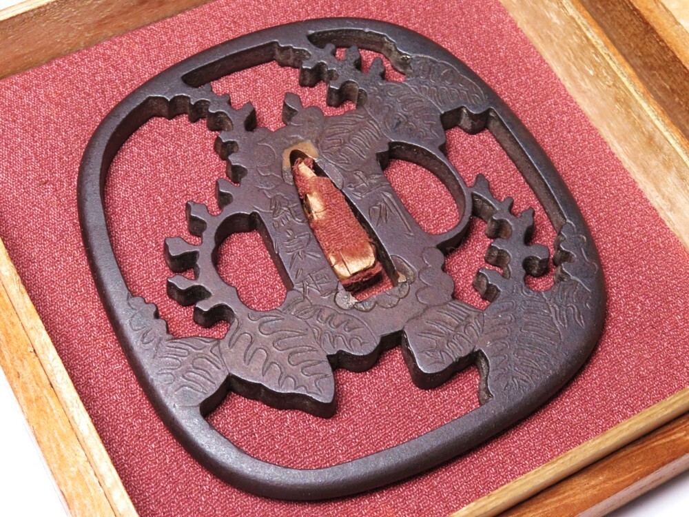 【10432】刀装具 江戸~明治 鉄地 桐紋 透かし 鍔 在銘(初品・買取品)拍卖