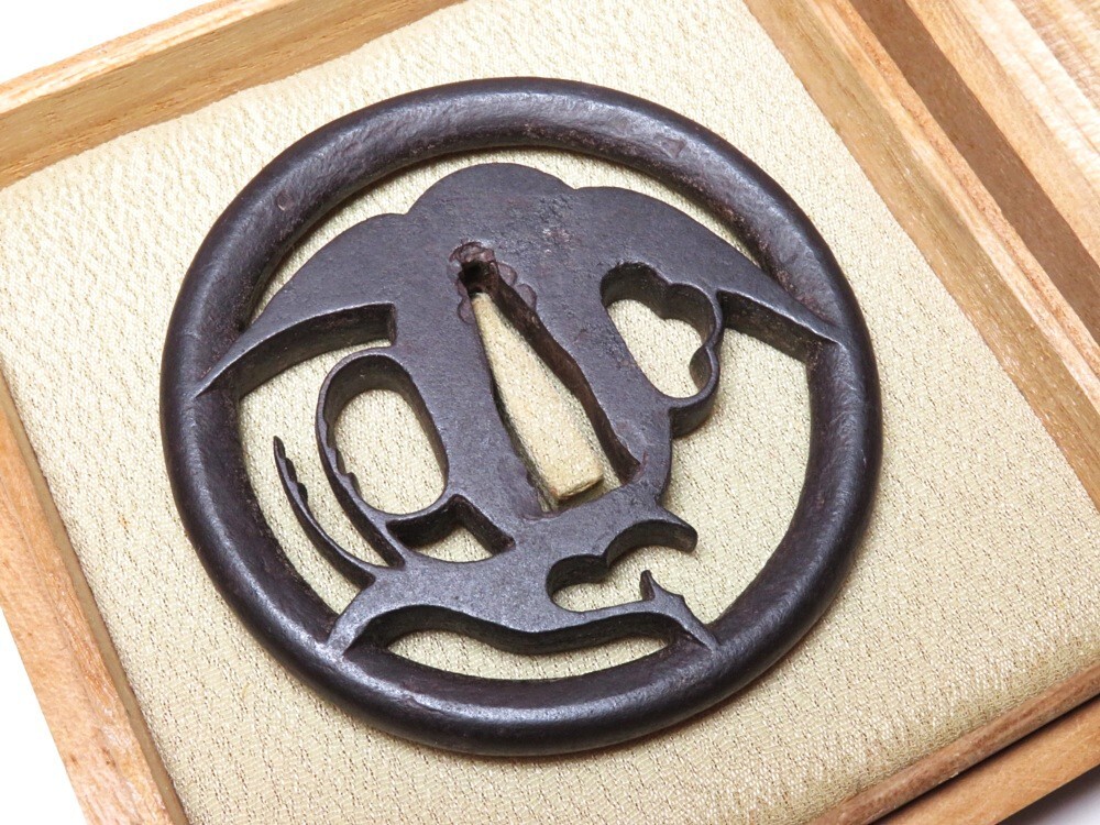 【10439】刀装具 江戸~明治 鉄地 鶴 透かし 鍔(初品・買取品)拍卖