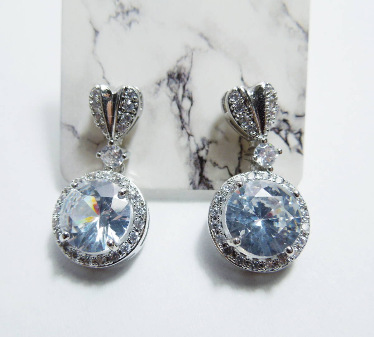 ゆらゆらピアス ジルコニア ペアピアス 両耳用 ハート 丸形 キラキラ シルバーカラー 揺れるピアス スタッドピアス 新品 匿名配送拍卖