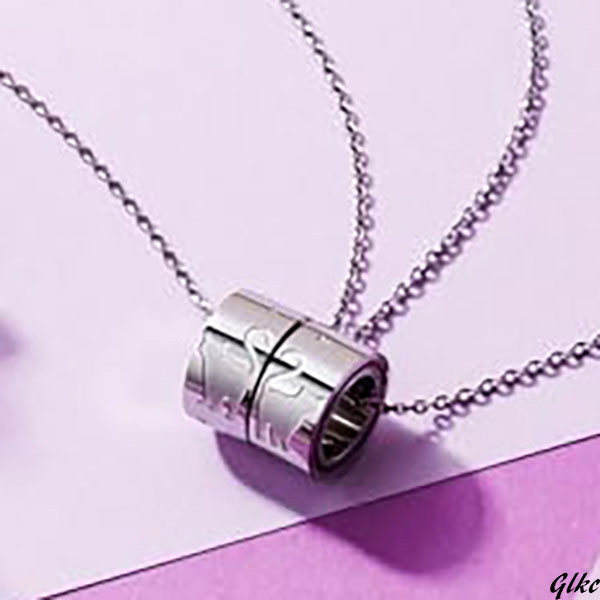 【赤い糸がデザインに取り入れられた特別感のあるペアネックレス】 カップル アレルギーフリー サージカルステンレス 赤い糸 プレゼント拍卖