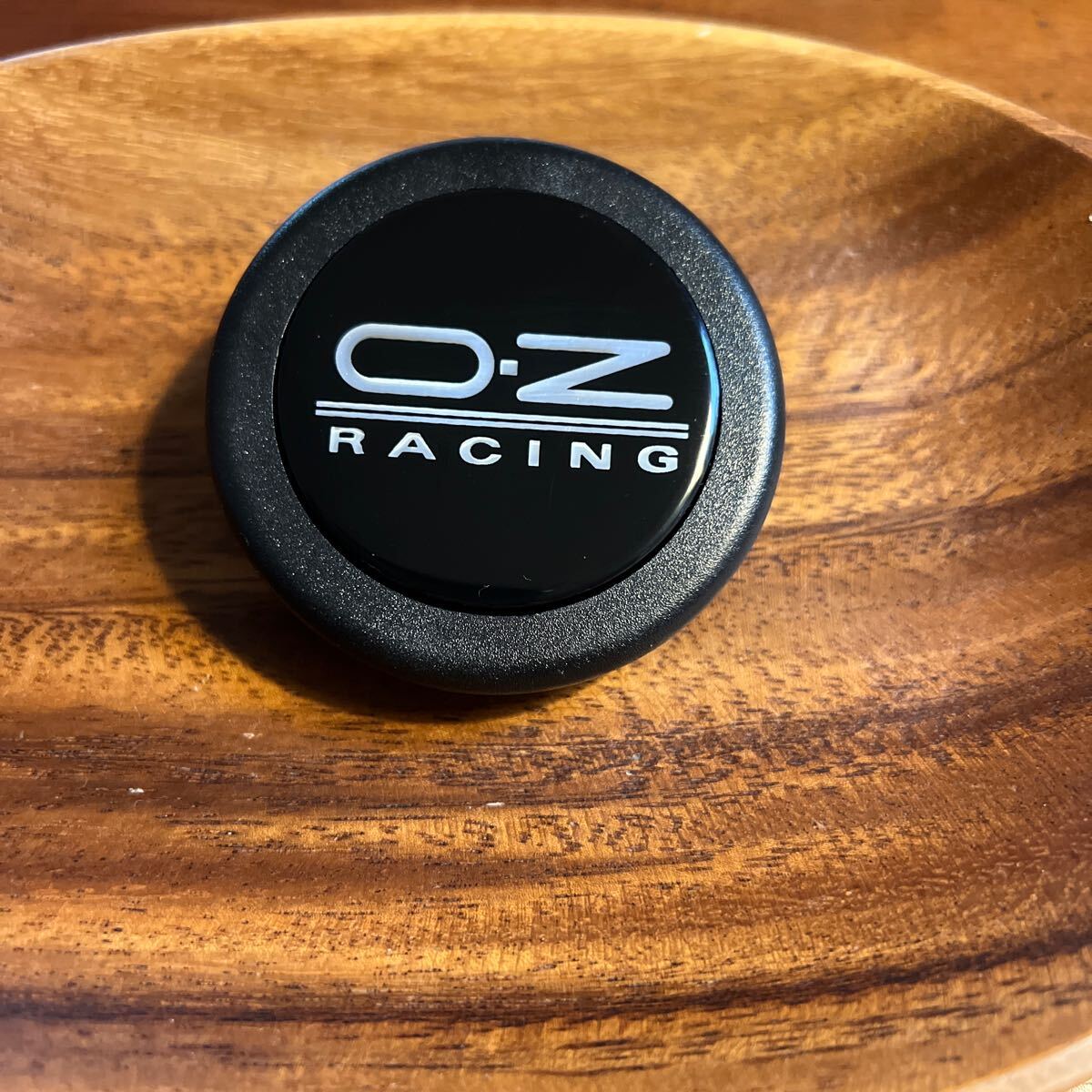 OZレーシング ホーンボタン MOMOサイズ ブラック/シルバーロゴ (イタルボランテ パーソナル OMP スパルコ ナルディ パーソナル)拍卖