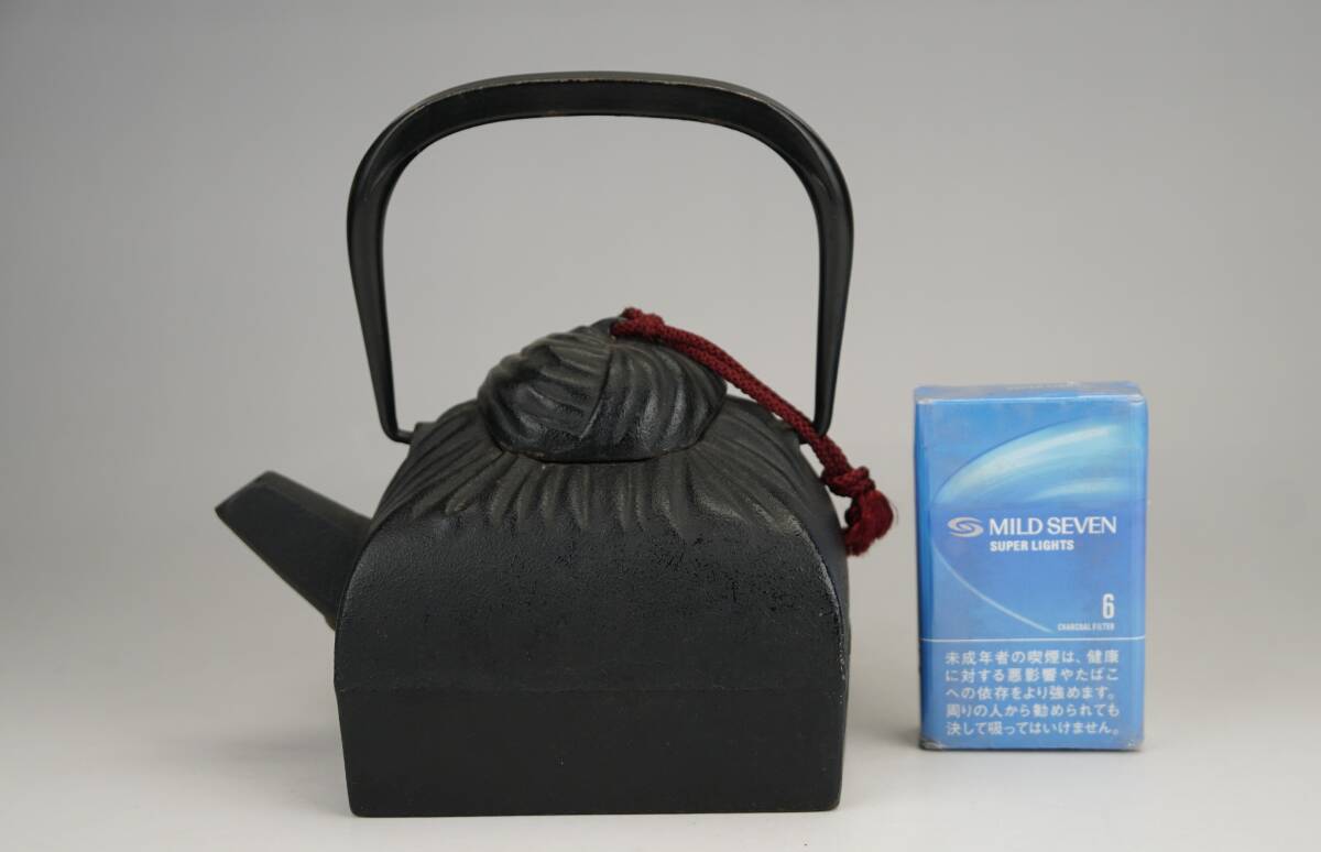 鳳】昭和時代 四方形 鉄瓶 在銘 煎茶道具 茶漉し網付 検:龍文堂亀文堂金壽堂拍卖