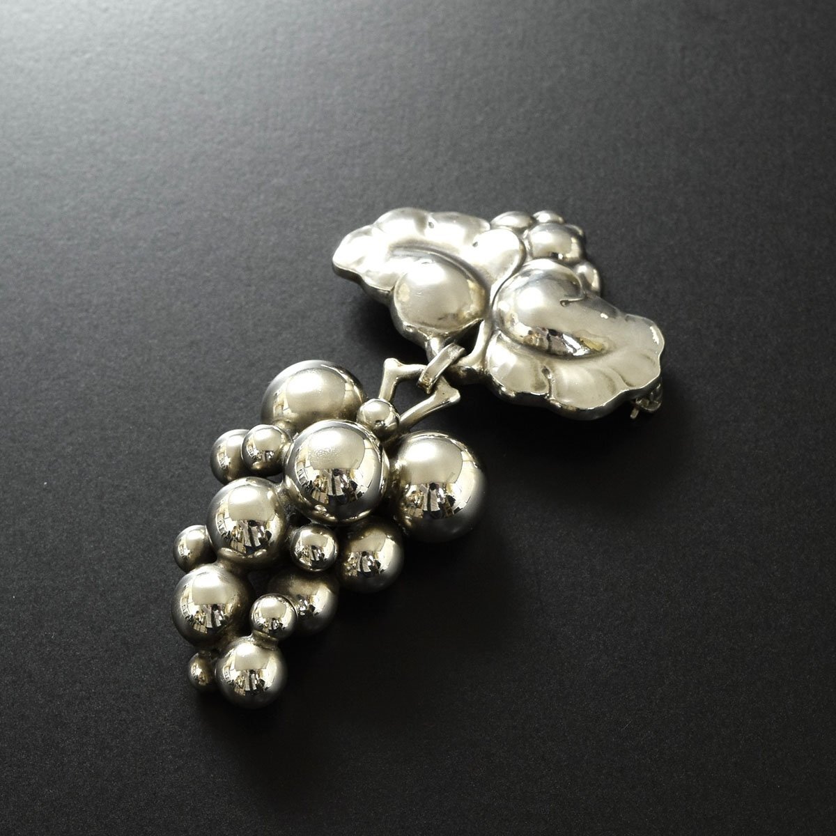 ●514795 送料込み 美品 GEORG JENSEN ジョージジェンセン SV925 ムーンライトグレープ ブローチ 217B 約6.5×4cm拍卖