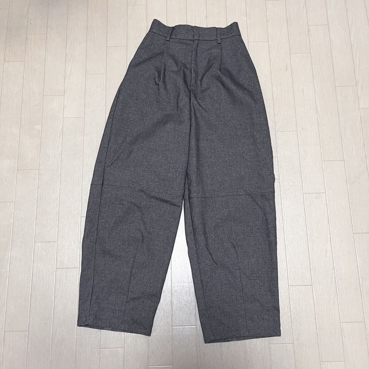 和755★ hinari ヒナリ タックパンツ 切替 カジュアルパンツ ボトムス ジップフライ S グレー レディース拍卖