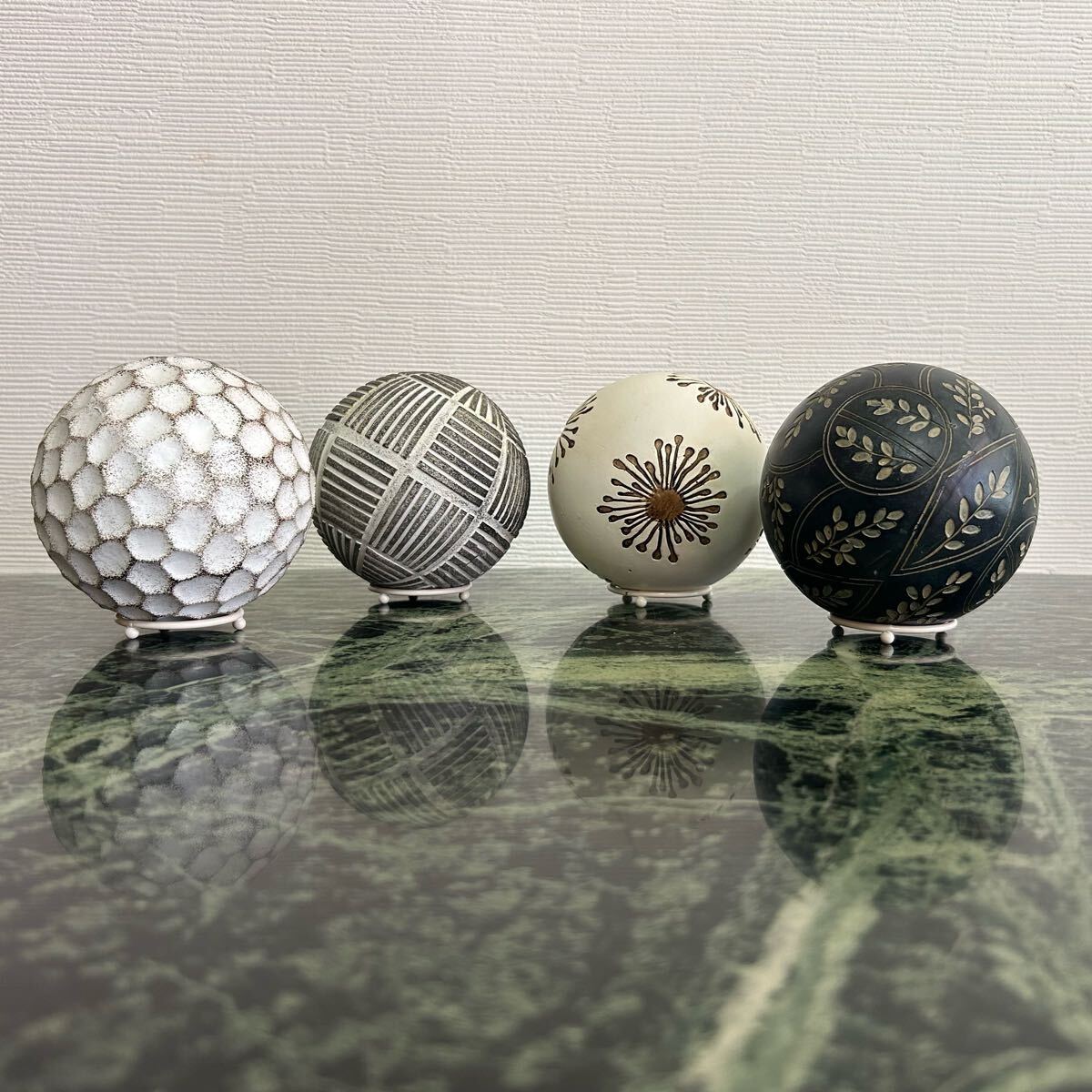 【美品】球体オブジェ4個セット★インテリア 置物 台座付き おしゃれ ボール型 彫刻拍卖