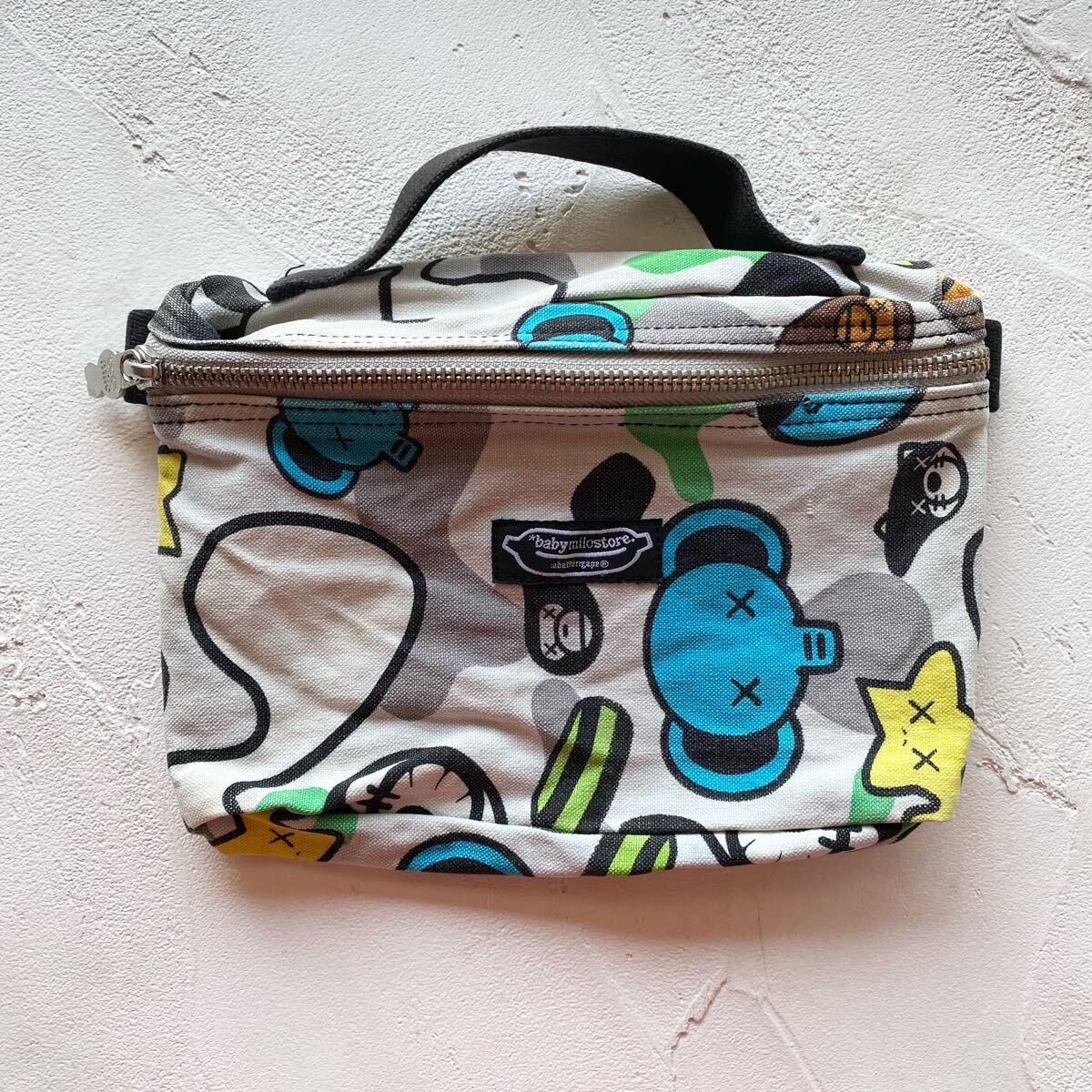 【KAWS × babymilostore BAPE カウズ ベビーマイロストアー a bathing ape ポーチ バッグ バニティー 化粧品ポーチ 小物入れ】拍卖