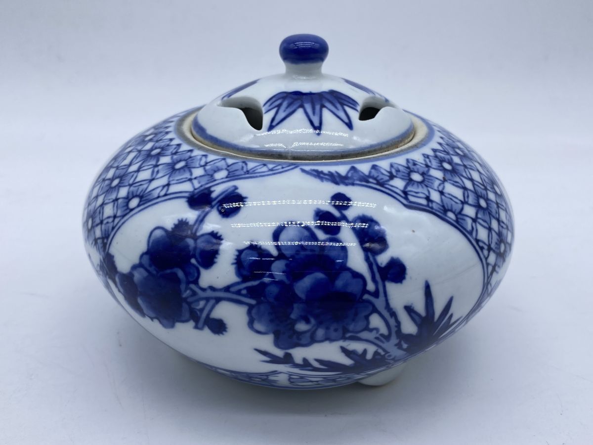 松竹梅文 三ツ足香炉 染付香立/燭台/仏具/香合/香炭/ 香道具/茶道具/沈香 茶道具 香道具(10387)拍卖