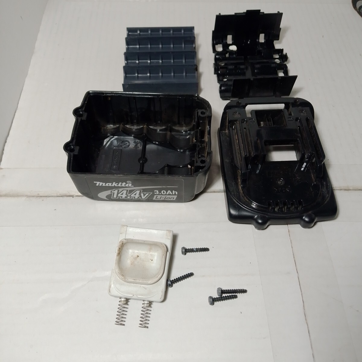 マキタ 充電池 バッテリー 14.4v 3.0A ケース一式のみ 電池残量表示なし ジャンク③拍卖