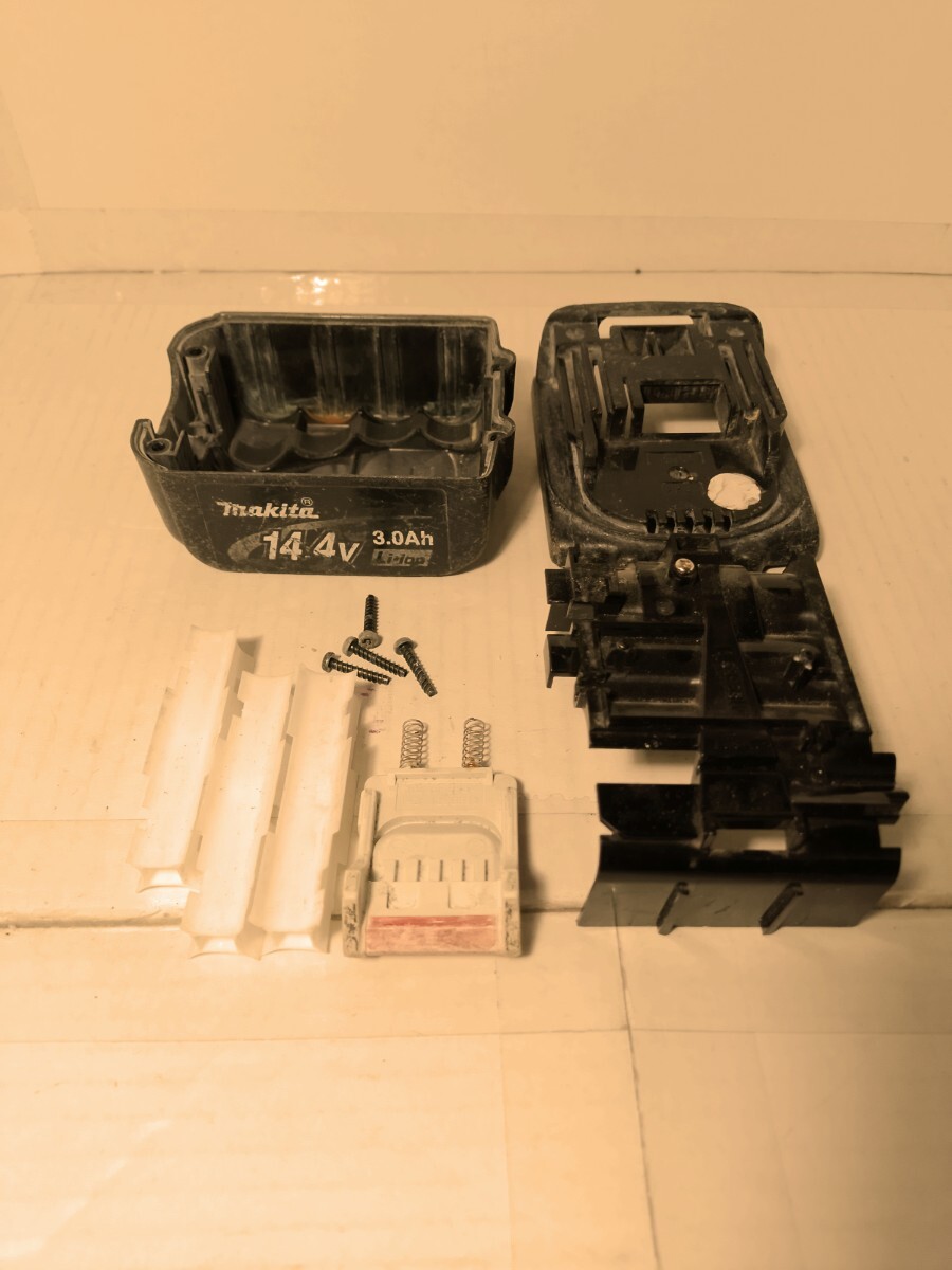 マキタ 充電池 バッテリー 14.4v 3.0A ケース一式のみ 電池残量表示なし ジャンク拍卖
