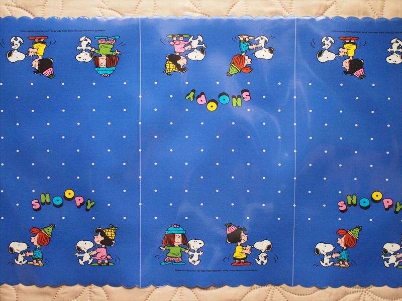 レトロビンテージ雑貨*1978・スヌーピーと女の子達・厚手ビニール・39×88cm☆ランチョンマットテーブルクロス拍卖