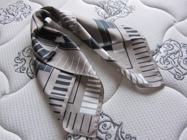 美品 スカーフ 縦横 約53cm 正方形 ポケットチーフ シック 光沢 シルクのようなツルツル素材 上品 レア拍卖