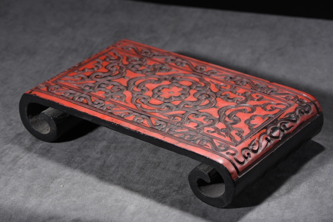 極上珍品 古漆器彫 剔紅漆器 如意紋 卷几 小茶机 古擺件 時代物 古董品 骨董 旧家蔵出し 唐物 中国古玩 古美術品拍卖