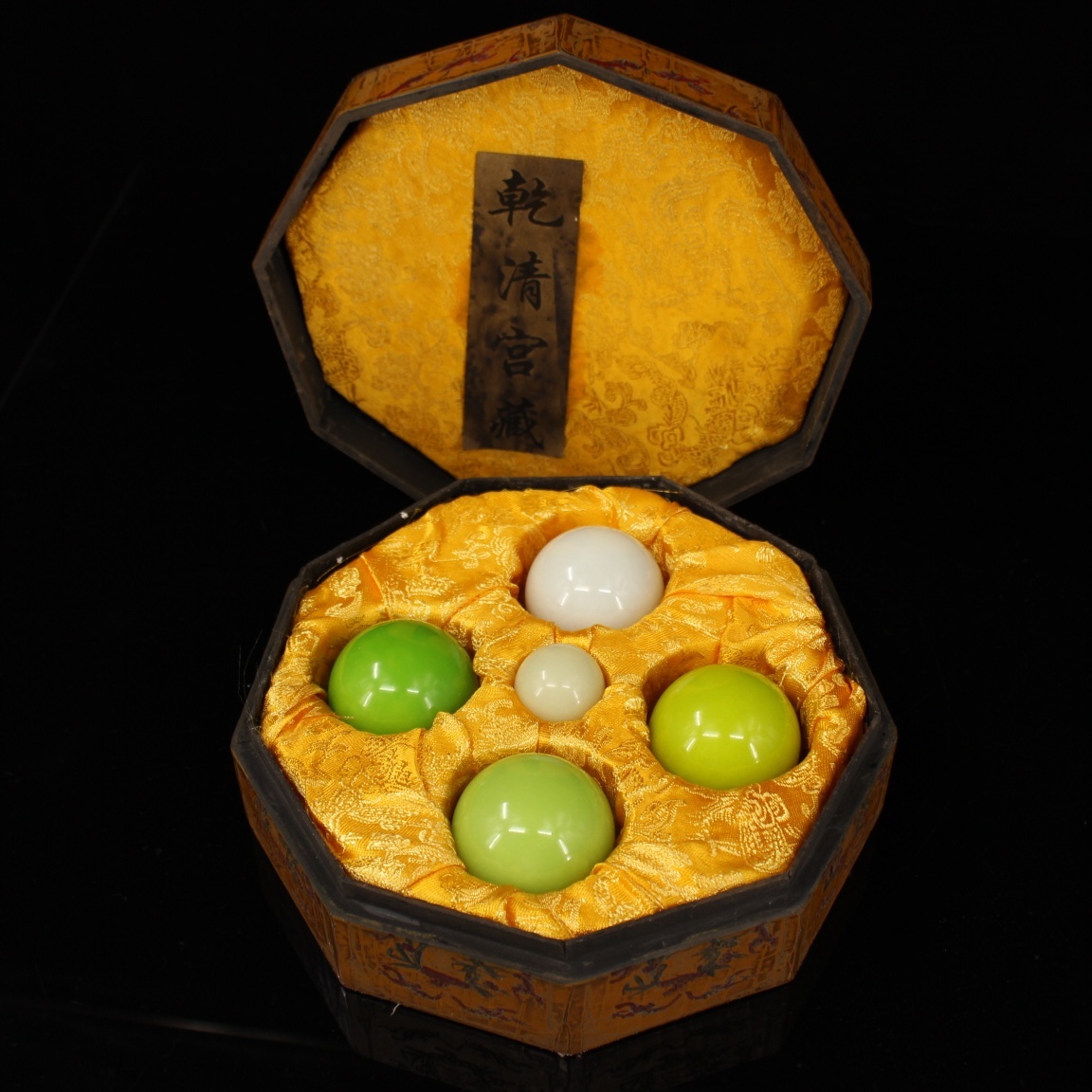 蔵友館蔵品 夜明珠 夜光石 原石球 球 手把件 5個装 手球 箱有 廷供奉品 極細工 古賞物 東洋彫刻 中国唐物 時代物 骨董 中国古美術拍卖