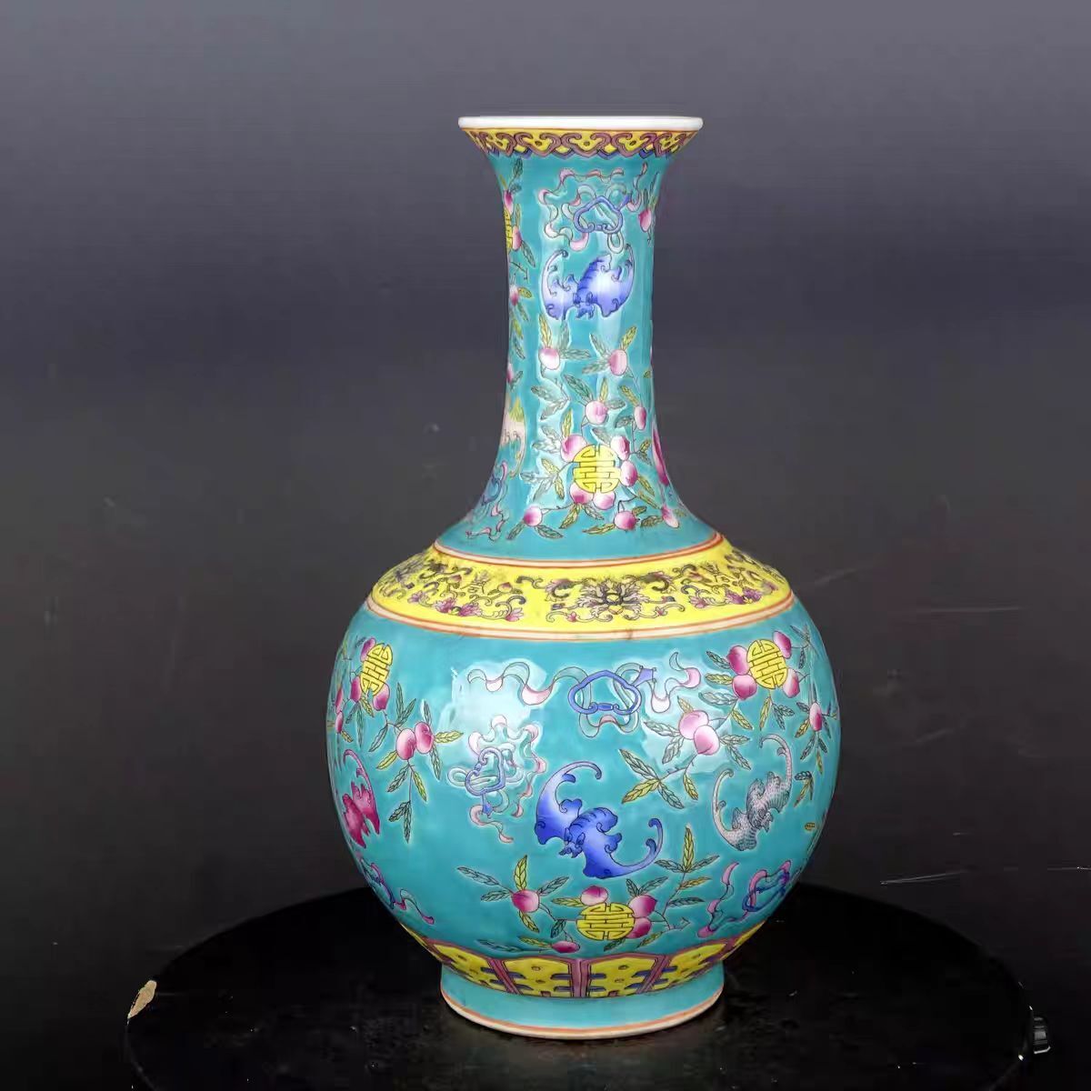 清時代 乾隆年製款 古陶磁器 粉彩 綠地 福寿花紋 花瓶 賞瓶 磁器 擺件 時代物 古董品 骨董 旧家蔵出 唐物 中国古玩 古美術品拍卖