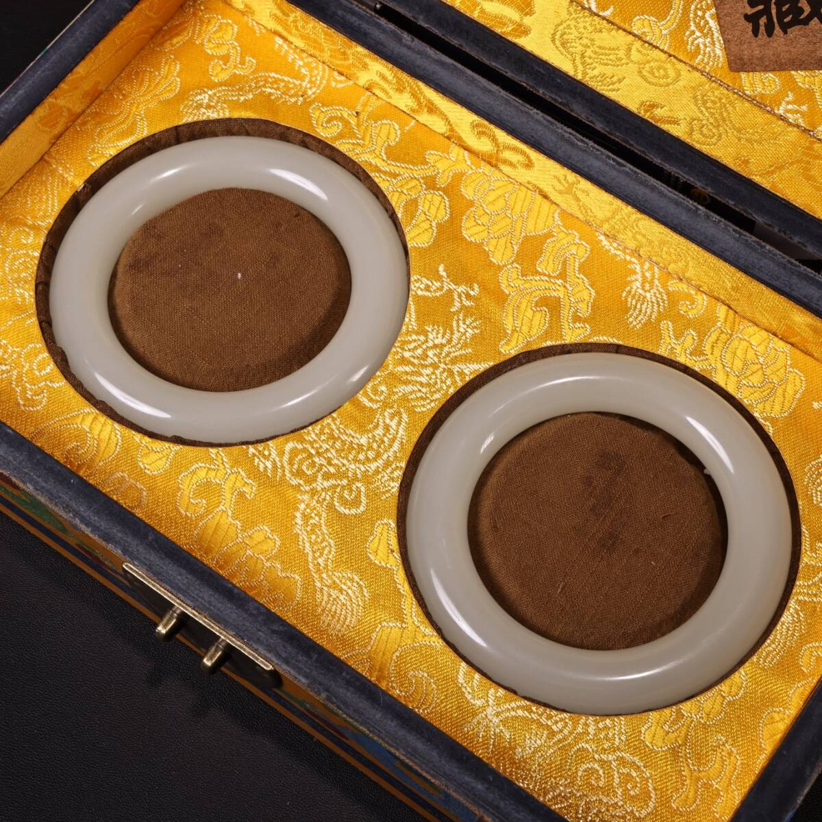 清 宮廷御製 寧寿宮藏 古和田玉彫 和田玉 白玉 腕輪 二個 箱付 古擺件 時代物 古董品 骨董 收集 旧家蔵出 唐物 中国古玩 古美術品拍卖