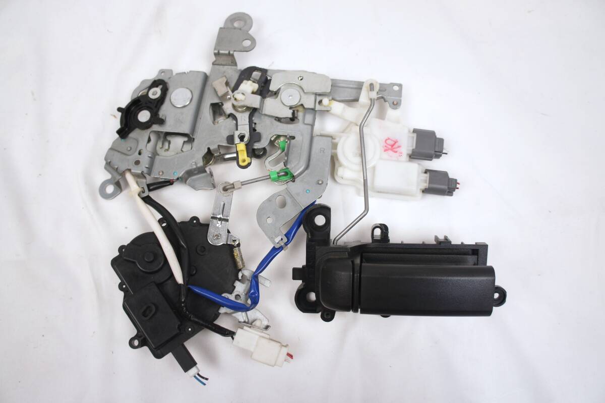 実働 リア 運転席側 ドアロックアクチュエーター CREW 後期 20CS プレマシー外し 右 マツダ 純正 参考 C245-72-380F @12109s拍卖