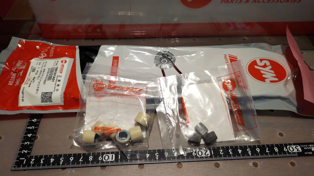 SYM (日本国内発送 送料無料) X'Pro 風50 Umi 50 用 純正ドライブベルト+ウェイトローラー +スライドピース 3点セット-1B01A1A01 新品拍卖