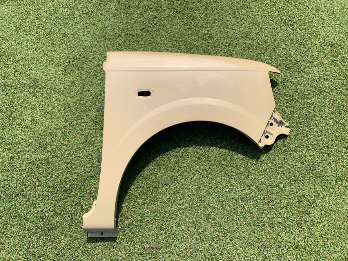 ダイハツ ミラトコット LA550S LA560S 純正 右 運転席側 フロント フェンダー サンドベージュメタリック T34 53811-B2B10 【Yb7616-43】拍卖