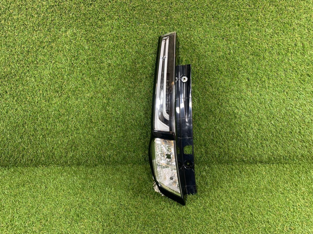 ルーミーカスタム M900A 後期 純正 テールランプ 左 KOITO220-6907W 左側 助手席側 【Bm7616-75】拍卖