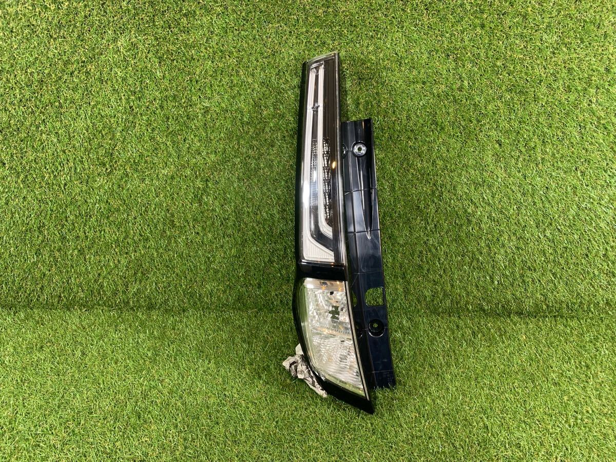 ルーミーカスタム M900A 後期 純正 テールランプ 左 KOITO220-6907W 左側 助手席側 【Bm7616-76】拍卖