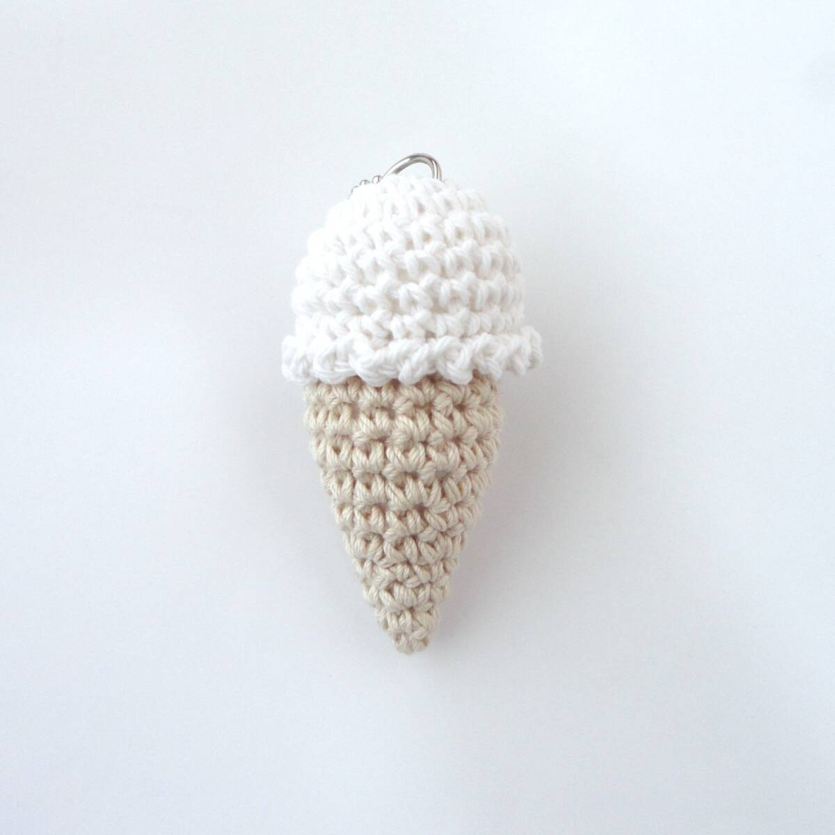アイスクリームのキーホルダー*バッグチャーム*WH*レース編み*ソフトクリームバニラ*ハンドメイド*b834拍卖
