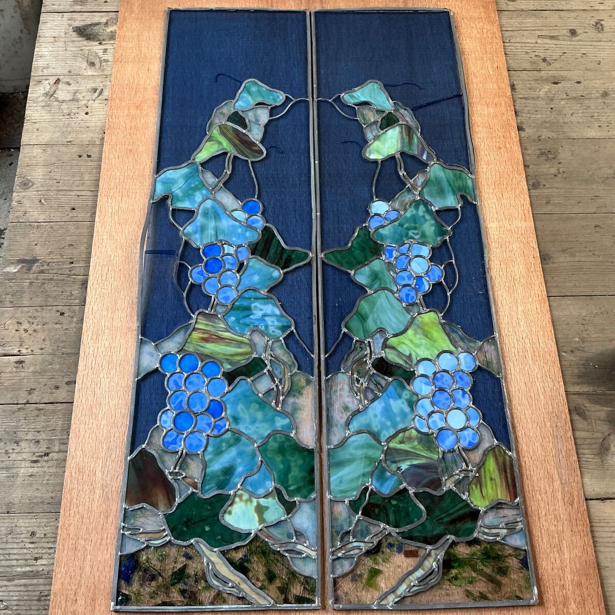 【L直B241】引き取限定 ステンドグラス 壁掛 窓枠 ぶどう 133.5cm×35cm 一対 2枚 葡萄 色ガラス パネル装飾 建具 建材 アンティーク 拍卖