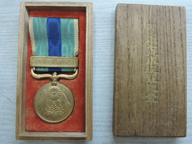 ★明治卅七八年従軍記章★ 木箱入り サイズ:約30,44㎜・重量:約27,84g 中古品拍卖