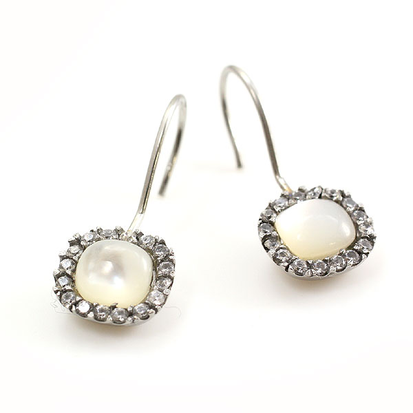 即決価格★送料無料★レトロかわいい★エレガント天然シェルビジューピアス★ホワイト★拍卖