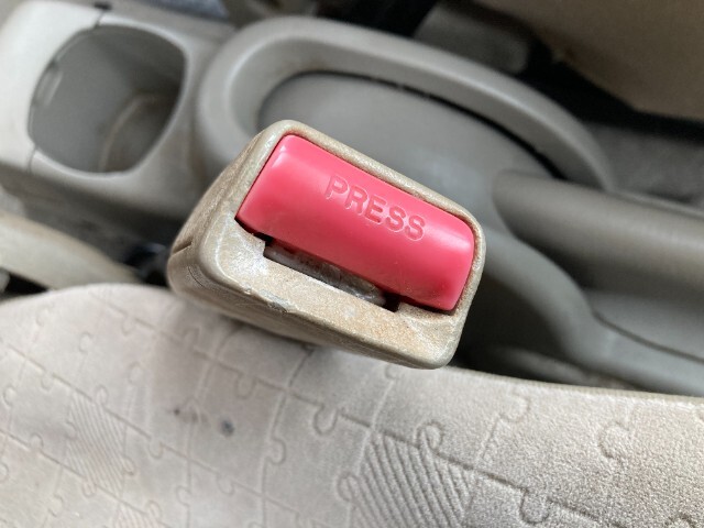 250505 スズキ アルト HA24S 右フロントシートベルトキャッチ 右フロントシートベルト受け拍卖