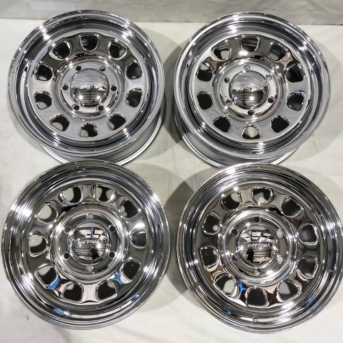 デイトナ クローム 16-6.5J 6H139.7 +45 ILINK L-MAX9 215/65R16C 109/107R 8PR キャラバン E25 E26 NV350 特価品! 01-1843拍卖