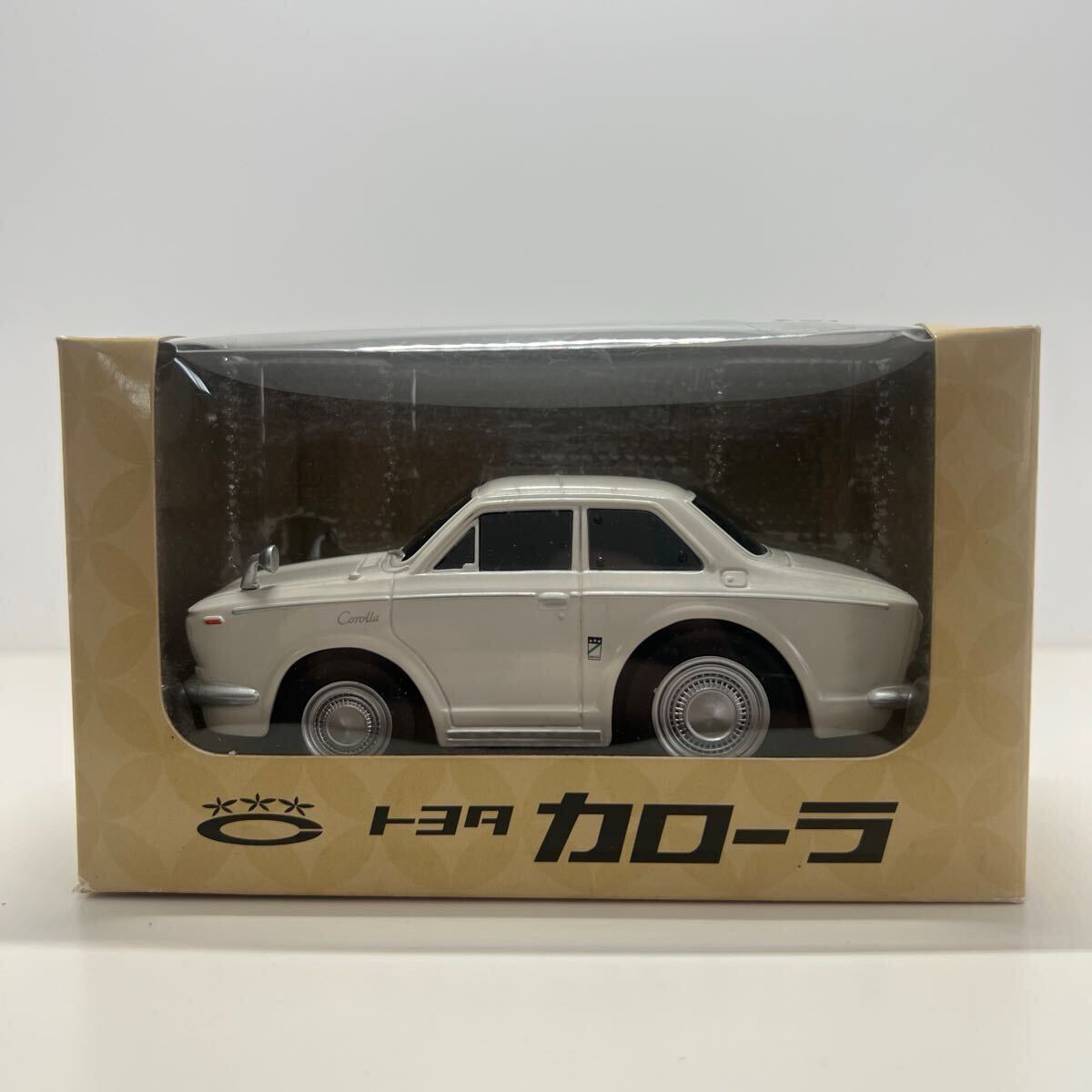 非売品 TOYOTA ディーラー特注 初代 COROLLA 1966 ホワイト トヨタ カローラ プラス100ccの余裕 カラーサンプル プルバックカー ミニカー拍卖