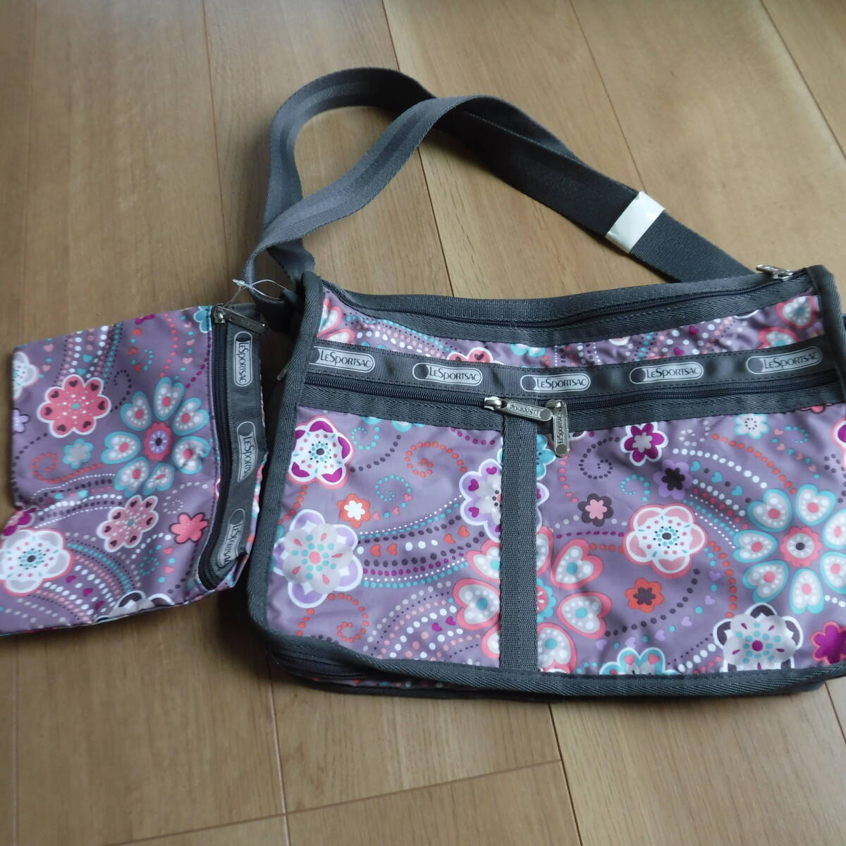 税不要特価 新品ポーチ付き!LESPORTSAC レスポートサック パープル フラワーデザイン 大きめ ショルダーバッグ♪デラックスエブリデイ拍卖