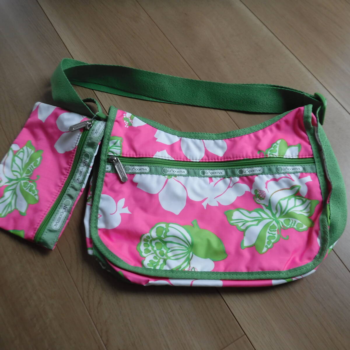 税不要特価 新品ポーチ付き!LESPORTSAC レスポートサック ピンク×グリーン ボタニカル柄 ショルダーバッグ♪クラシックホーボー拍卖