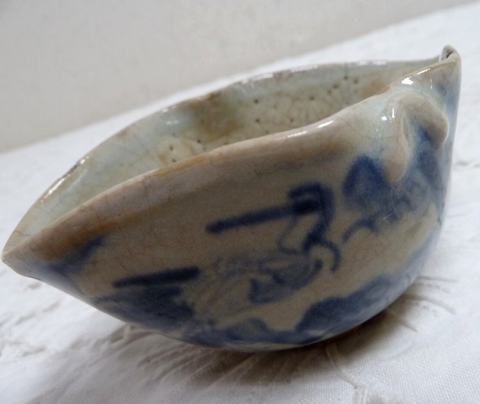 (☆BM)陶器製 古い器 菱形 変わり口 小鉢 染付 山水 旧家蔵出し品 アンティーク 鶴 貫入 和食器 水差し 書道具拍卖